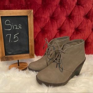 NEW CONDITION!!!!! Women’s Wedge Booties